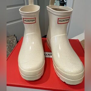 New in box Hunter Play short boots sz 7
color shaded white